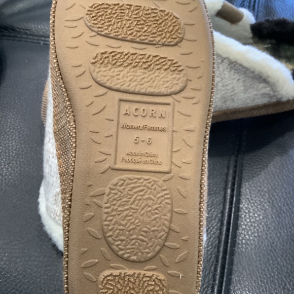 Acorn Mule slippers, taupe and brown with camo interior, size 5-6 - Picture 4 of 4